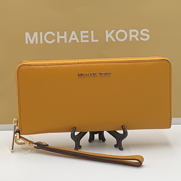 MICHAEL KORS LARGE TRAVEL CONTINENTAL WRISTLET WALLET MARIGOLD COLOR
NWT - Picture 16 of 16